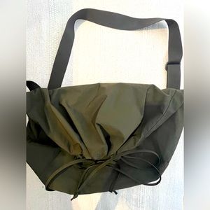 Uniqlo U drawstring shoulder bag
